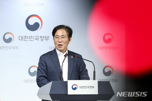 【서울=뉴시스】김병문 기자 = 성윤모 산업통상자원부 장관이 9일 오후 서울 종로구 정부서울청사에서 일본의 '불화수소 북한 반출 의혹' 제기와 관련해 브리핑을 하고 있다. 2019.07.09.&nbsp; dadazon@newsis.com
