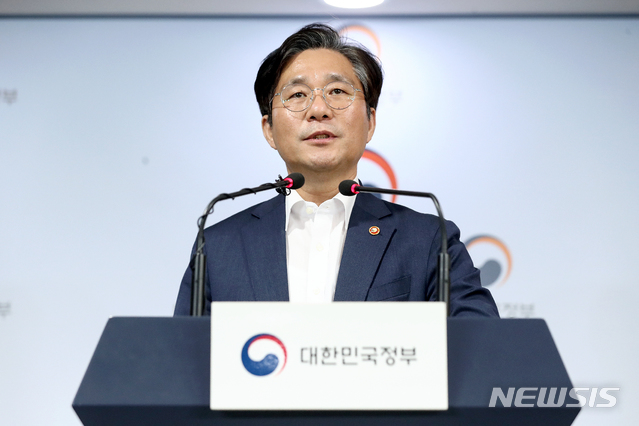 【서울=뉴시스】김병문 기자 = 성윤모 산업통상자원부 장관이 9일 오후 서울 종로구 정부서울청사에서 일본의 '불화수소 북한 반출 의혹' 제기와 관련해 브리핑을 하고 있다. 2019.07.09. dadazon@newsis.com