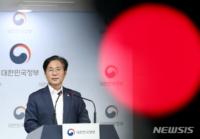 【서울=뉴시스】김병문 기자 = 성윤모 산업통상자원부 장관이 9일 오후 서울 종로구 정부서울청사에서 일본의 '불화수소 북한 반출 의혹' 제기와 관련해 브리핑을 하고 있다. 2019.07.09. dadazon@newsis.com