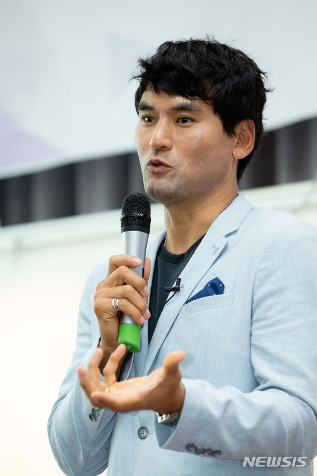 【서울=뉴시스】9일 박찬호 KBO국제홍보위원이 세종시 인사혁신처를 방문해 인사혁신처 전 직원을 대상으로 '나의 도전, 그리고 우리의 도전' 주제 특별강연을 하고 있다. 2019.07.09. (사진=인사혁신처 제공) photo@newsis.com