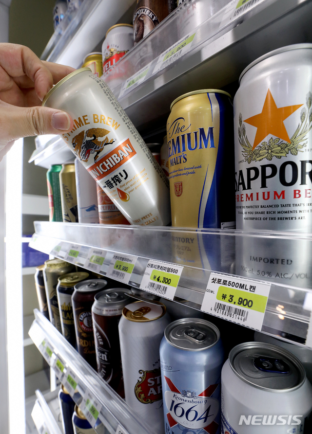 【서울=뉴시스】김병문 기자 = 일본 정부의 반도체 핵심 소재에 대한 수출 규제에 대한 한국 소비자들의 불매운동으로 일본 수입맥주 매출이 20% 떨어졌다. 사진은 9일 오후 서울의 한 편의점에 진열된 일본 수입맥주의 모습. 2019.07.09.&nbsp; dadazon@newsis.com