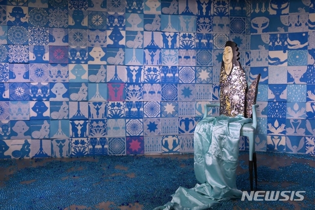 【양평=뉴시스】 문영일 기자 = 경기 양평군립미술관 '종이 충격전'. 윤석남 작 '블루룸Ⅱ' 2019.07.10. (사진=양평군립미술관 제공)photo@newsis.com