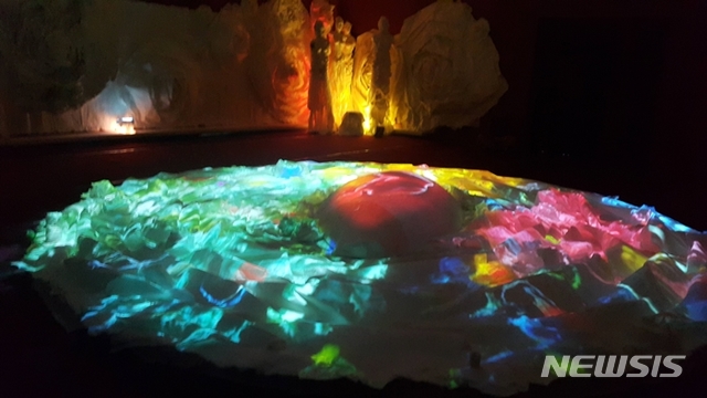 【양평=뉴시스】 문영일 기자 = 경기 양평군립미술관 '종이 충격전'. 로즈박 작 '생명의꽃밭' 2019.07.10. (사진=양평군립미술관 제공)photo@newsis.com