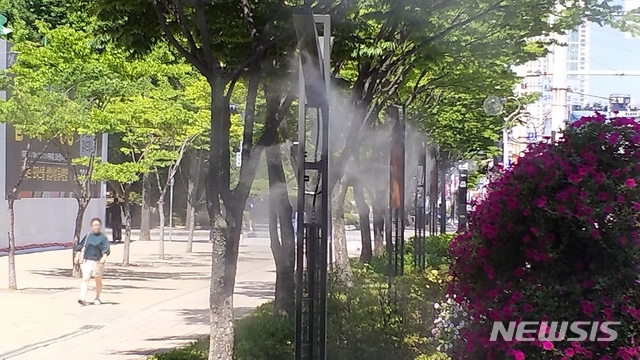 【부천=뉴시스】정일형 기자=부천시는 최근 시청 옆 길주로에 미세먼지 저감 미스트 10대를 조성하고 시험 운영을 거쳐 본격 가동 중이라고 10일 밝혔다. 2019.7.10. jih@newsis.com