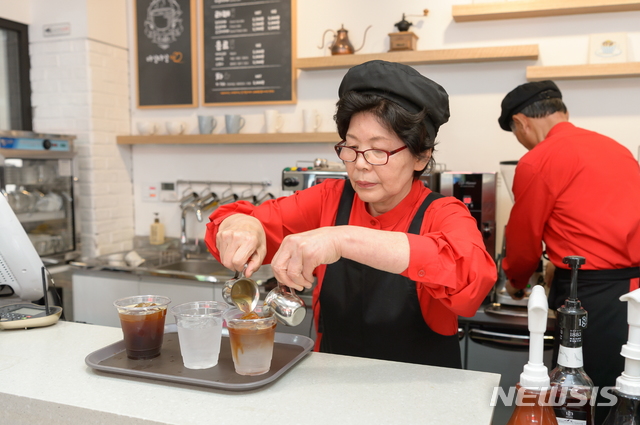 【서울=뉴시스】 양천구 마실다실카페 어르신바리스타. 2019.07.10. (사진=양천구 제공)
