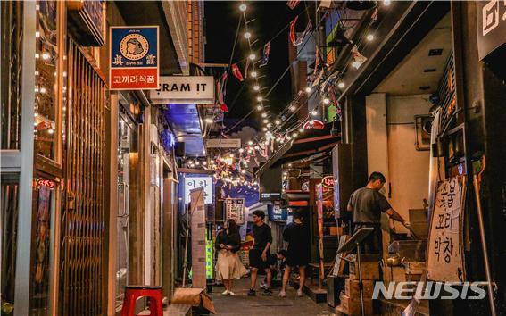 【부산=뉴시스】 제갈수만 기자 =최근 SNS를 통해 입소문을 타면서 부산 서면의 명소로 떠오르고 있는 일명 ‘만취길’이 화제다.부산 ‘만취길’은 부산시 부산진구 부전동 168-2 거리 일대를 말한다. 낡은 인쇄소와 철공소로 가득한 골목으로 통했지만 최근 들어서는 각자만의 개성을 살린 술집들이 들어서며 많은 사람들의 발길이 이어지고 있다.2019.07.10. (사진= OPPA STUDIO 콘텐츠 마케팅부 제공)photo@newsis.com