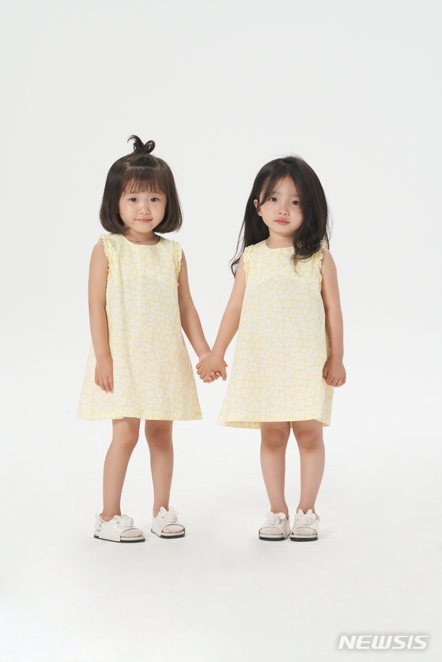 【서울=뉴시스】쌍둥이 유튜브 크리에이터 뚜아뚜지가 KB디지털 모델로 선정됐다. 2019.07.10. (제공=KB국민은행)