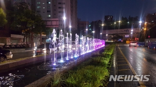 【서울=뉴시스】서울 성동구 동호로 옥수터널 중앙분리 녹지대에 설치한 분수와 수경시설 조성 모습. 2019.07.10. (사진=성동구 제공)