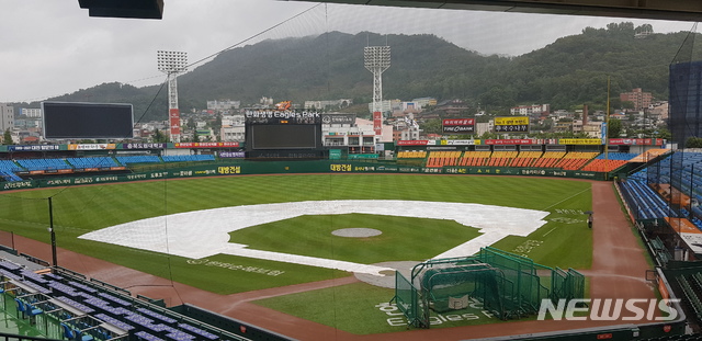 【대전=뉴시스】 김희준 기자 = 비 내리는 대전 한화생명 이글스 파크. 2019.07.10  jinxijun@newsis.com