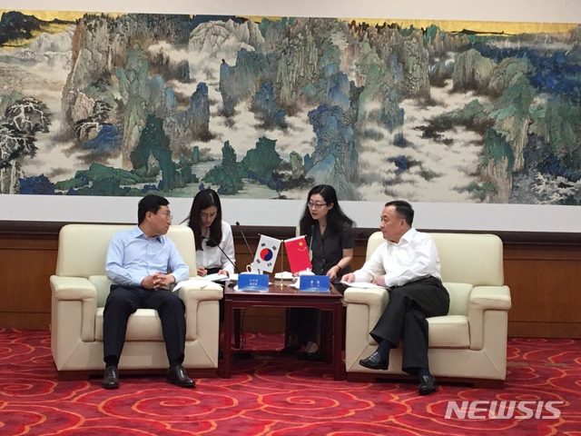 【서울=뉴시스】양정철 민주연구원장(사진 왼쪽)은 10일 중국 베이징 중앙당교에서 리지 부교장과 민주연구원과 중국 공산당 중앙당교 간 교류협력 추진 협약을 체결했다. 2019.07.10. (사진=중국 중앙당교 제공) photo@newsis.com