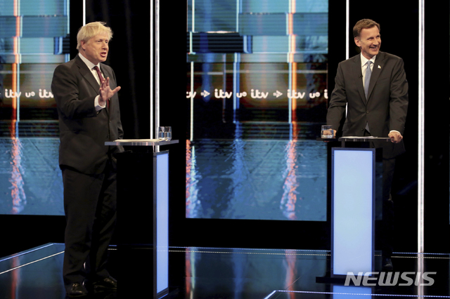 【AP/뉴시스】 9일(현지시간) 영국 ITV가 개최한 영국 보수당 대표 경선 TV 토론회에서 보리스 존슨(왼쪽) 전 외무장관과 제러미 헌트 외무장관이 나란히 서있다. 주미 영국 대사의 외교 문서 유출 논란이 계속되는 가운데 헌트 장관은 이날 트위터를 통해 "도널드 트럼프 대통령의 무례함"을 꼬집었다. 한편 존슨 전 장관은 "미국과의 좋은 관계를 유지하는 것은 중요하다"며 토론회에서 미온적인 입장을 밝혔다. 2019.07.10. (사진=ITV 방송장면)