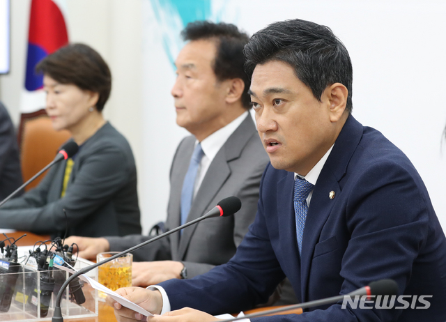 【서울=뉴시스】 전진환 기자 = 바른미래당 최고위원회의가 열린 10일 오전 서울 여의도 국회 215호실에서 오신환 원내대표가 모두발언을 하고 있다. 2019.07.10. amin2@newsis.com
