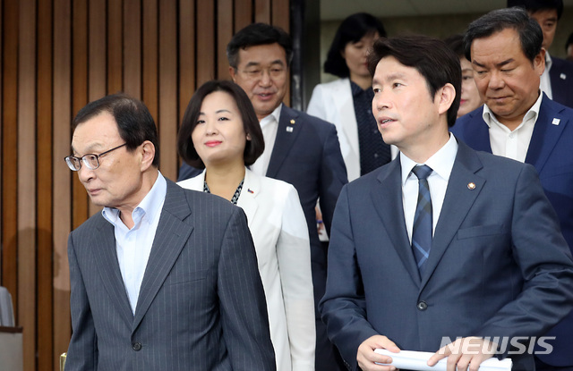 【서울=뉴시스】이종철 기자&nbsp; = 10일 서울 여의도 국회에서 열린 민주당 확대간부회의에 이해찬 대표, 이인영 원내대표를 비롯한 참석자들이 입장하고 있다. 2019.07.10. jc4321@newsis.com