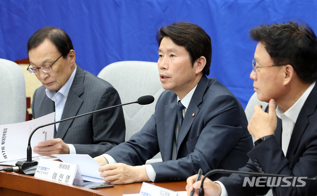 【서울=뉴시스】이종철 기자 = 10일 서울 여의도 국회에서 열린 민주당 확대간부회의에서 이인영 원내대표가 모두발언을 하고 있다. 2019.07.10. jc4321@newsis.com