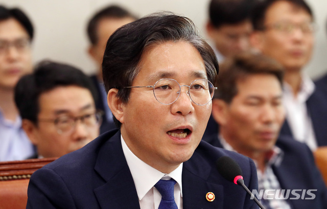 【서울=뉴시스】이종철 기자 = 10일 서울 여의도 국회에서 열린 산업통상자원중소벤처기업위원회 전체회의에 출석한 성윤모 산업통상부장관이 의원 질의에 답변하고 있다. 2019.07.10. jc4321@newsis.com