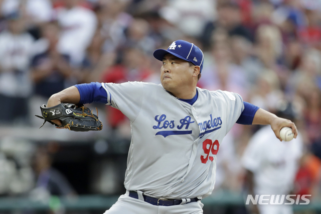 【클리블랜드=AP/뉴시스】LA 다저스의 류현진이 9일(현지시간) 미 오하이오주 클리블랜드의 프로그레시브 필드에서 열린 2019 메이저리그 올스타전 내셔널리그 선발 투수로 등판해 1회 아메리칸 리그를 상대로 투구하고 있다. 한국인 선수 최초로 메이저리그(MLB) 올스타전 선발 투수로 등판한 류현진은 1이닝 1피안타 무실점을 기록했다. 2019.07.10.