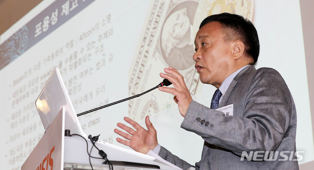 【서울=뉴시스】 고범준 기자 = 10일 오전 서울 중구 더 플라자호텔 다이아몬드홀에서 열린 제5회 뉴시스 금융 포럼 '암호화폐의 현주소와 미래전망'에서 최공필 한국금융연구원 미래금융연구센터장이 발제를 하고 있다. 2019.07.10. bjko@newsis.com
