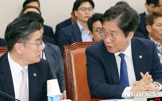 【서울=뉴시스】이종철 기자 = 10일 서울 여의도 국회에서 열린 산업통상자원중소벤처기업위원회 전체회의에 출석한 성윤모 산업통상부장관과 정승일 차관이 의견을 나누고 있다. 2019.07.10. jc4321@newsis.com