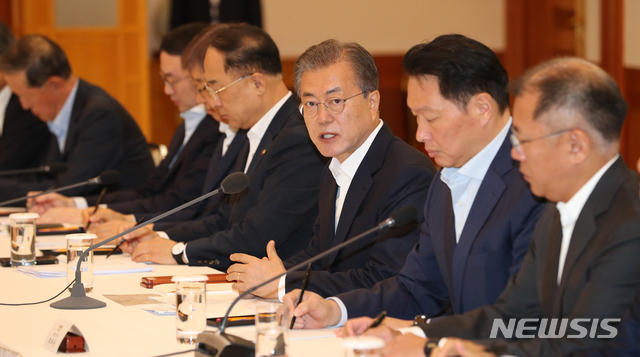 【서울=뉴시스】박진희 기자 = 문재인 대통령이 10일 청와대 충무실에서 열린 '경제계 주요인사 초청 간담회'에서 모두발언하고 있다.이날 간담회는 문 대통령이 일본 수출 규제로 인한 기업의 고충을 듣고 현실적인 대처 방안에 대해 논의하기 위해 열렸다. 2019.07.10. pak7130@newsis.com