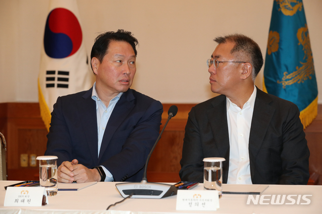 【서울=뉴시스】박진희 기자 = 최태원 SK 회장과 정의선 현대자동차 수석부회장이 10일 청와대 충무실에서 열린 '경제계 주요인사 초청 간담회'에 앞서 대화하고 있다. 이날 간담회는 문 대통령이 일본 수출 규제로 인한 기업의 고충을 듣고 현실적인 대처 방안에 대해 논의하기 위해 열렸다. 2019.07.10. pak7130@newsis.com