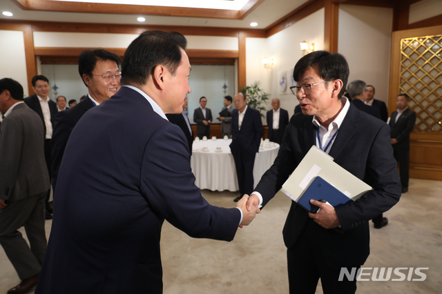 【서울=뉴시스】박진희 기자 = 김상조 정책실장과 최태원 SK 회장이 10일 청와대 충무실에서 열린 '경제계 주요인사 초청 간담회'에 앞서 인사하고 있다. 이날 간담회는 문 대통령이 일본 수출 규제로 인한 기업의 고충을 듣고 현실적인 대처 방안에 대해 논의하기 위해 열렸다. 2019.07.10. pak7130@newsis.com