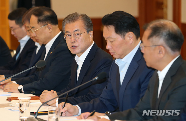 【서울=뉴시스】박진희 기자 = 문재인 대통령이 10일 청와대 충무실에서 열린 '경제계 주요인사 초청 간담회'에 참석하여 일본의 반도체 관련 수출 규제에 대한 대응 방안을 논의하고 있다. 2019.07.10.&nbsp; pak7130@newsis.com
