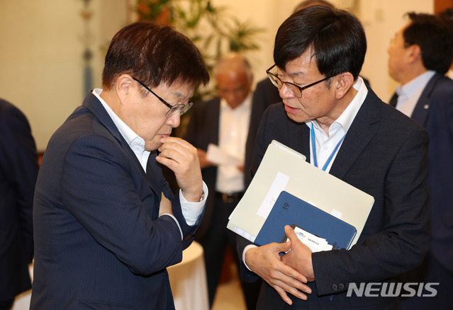 【서울=뉴시스】박진희 기자 = 김상조 정책실장이 10일 청와대 충무실에서 열린 '경제계 주요인사 초청 간담회'에 참석하여 김영주 무역협회장과 대화를 나누고 있다. 이날 간담회는 문재인 대통령이 일본 수출 규제로 인한 기업의 고충을 듣고 현실적인 대처 방안에 대해 논의하기 위해 열렸다. 2019.07.10. pak7130@newsis.com