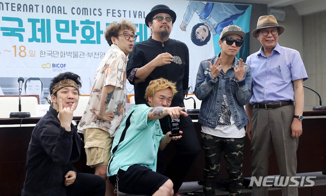 【서울=뉴시스】추상철 기자 = 제22회 부천국제만화축제 공식기자회견이 열린 10일 오전 서울 중구 프레스센터에서 조관제 축제운영위원장이 크라잉넛을 홍보대사로 위촉한 후 기념촬영을 하고 있다. 부천국제만화축제는 내달 14일부터 5일간 한국만화박물관 및 부천영상문화단지 일대에서 펼쳐진다. 2019.07.10. scchoo@newsis.com