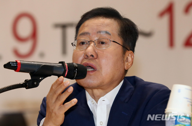 【서울=뉴시스】 박영태 기자 = 10일 오후 서울 여의도 국회 의원회관에서 열린 대학생리더십아카데미에서 홍준표 전 자유한국당 대표가 특강을 하고 있다. 2019.07.10. since1999@newsis.com