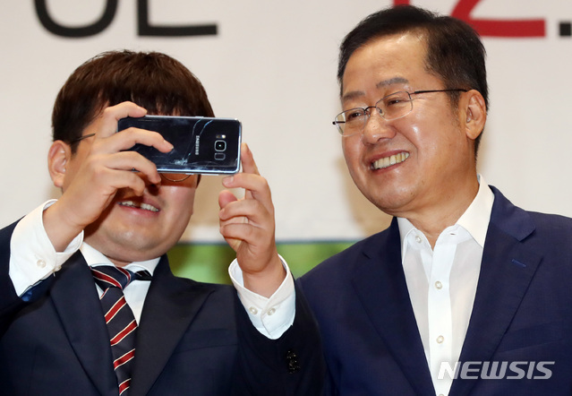 【서울=뉴시스】 박영태 기자 = 10일 오후 서울 여의도 국회 의원회관에서 열린 대학생리더십아카데미에서 홍준표 전 자유한국당 대표가 특강에 앞서 대학생으로부터 선물을 받고 기념촬영을 하고 있다. 2019.07.10.since1999@newsis.com