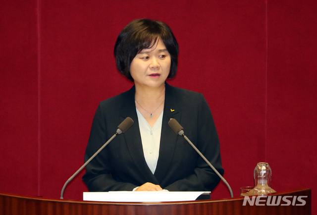 【서울=뉴시스】 박영태 기자 = 10일 오후 서울 여의도 국회에서 열린 본회의에서 이정미 정의당 대표가 비교섭단체 대표연설을 하고 있다. 2019.07.10.since1999@newsis.com