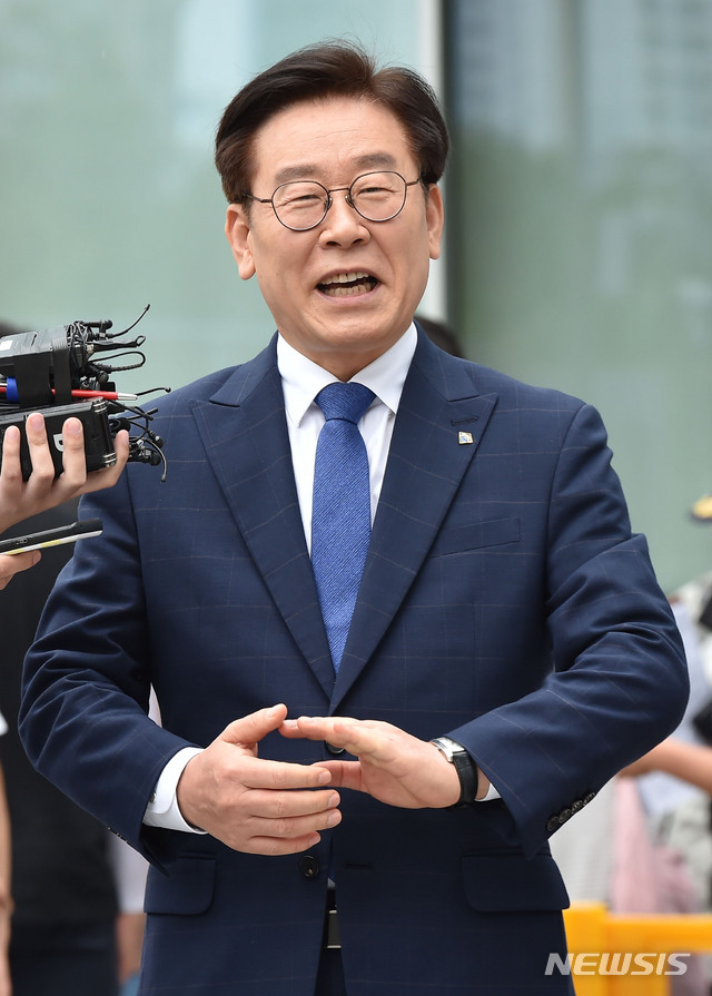 【수원=뉴시스】 김종택 기자 = 직권남용과 공직선거법 위반 혐의에 대해 무죄 판결을 받은 이재명 경기지사가 10일 오후 경기도 수원시 수원지방법원에서 열린 항소심 첫 재판에서 취재진의 질문에 답하고 있다. 2019.07.10. semail3778@naver.com