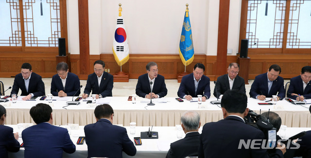 【서울=뉴시스】박진희 기자 = 문재인 대통령이 10일 청와대 충무실에서 열린 '경제계 주요인사 초청 간담회'에 참석하여 일본의 반도체 관련 수출 규제에 대한 대응 방안을 논의하고 있다. 왼쪽부터 구광모 LG회장, 윤부근 삼성전자 부회장, 홍남기 부총리, 문재인 대통령, 최태원 SK 회장, 정의선 현대자동차 수석부회장, 황각규 롯데지주 부회장, 김병원 농협 회장. 2019.07.10. pak7130@newsis.com