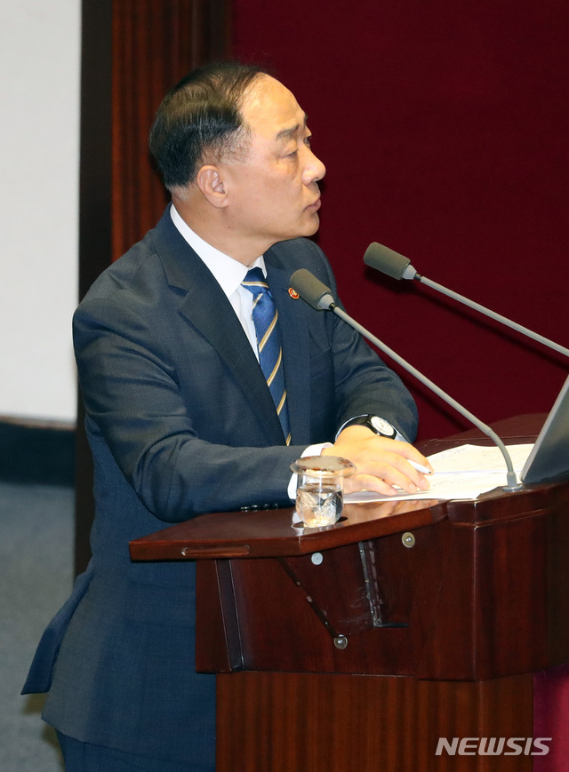 【서울=뉴시스】 박영태 기자 = 10일 오후 서울 여의도 국회에서 열린 본회의 경제분야 대정부 질문에서 홍남기 경제부총리가 의원 질문에 답변하고 있다. 2019.07.10.since1999@newsis.com