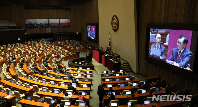 【서울=뉴시스】 전진환 기자 = 제369회 국회(임시회) 본회의가 열린 10일 오후 서울 여의도 국회 본회의장에서 홍남기 경제부총리 겸 기획재정부장관이 김기선 자유한국당의원의 질문에 답하고 있다. 2019.07.10. amin2@newsis.com