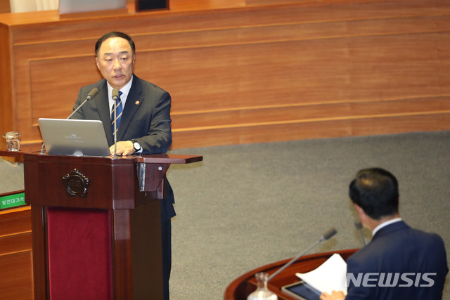 【서울=뉴시스】 전진환 기자 = 제369회 국회(임시회) 본회의가 열린 10일 오후 서울 여의도 국회 본회의장에서 홍남기 경제부총리 겸 기획재정부장관이 김기선 자유한국당의원의 질문에 답하고 있다. 2019.07.10. amin2@newsis.com