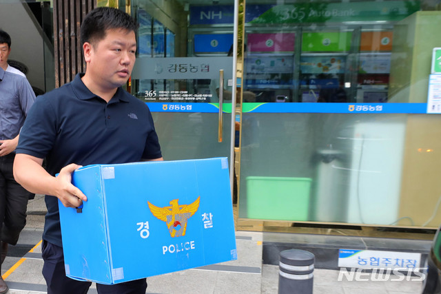 【서울=뉴시스】배훈식 기자 = 잠원동 건물붕괴 사고와 관련해 경찰이 10일 오후 서울 강동구 철거업체 사무실에 대한 압수수색을 실시, 압수품을 옮기고 있다. 2019.07.10. photo@newsis.com