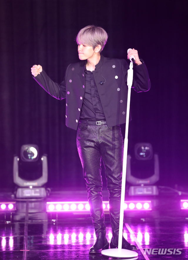 【서울=뉴시스】조수정 기자 = 그룹 엑소 백현이 10일 오후 서울 삼성동 SAC 아트홀에서 첫 솔로 앨범 '시티 라이츠(City Lights)' 언론 쇼케이스를 열고 타이틀곡 '유엔 빌리지(UN Village)'를 선보이고 있다. 2019.07.10. chocrystal@newsis.com