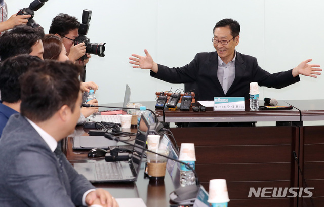 【서울=뉴시스】이종철 기자 = 10일 서울 여의도 바른미래당 중앙당사에서 열린 제5차 혁신위원회의 공개회의에서 주대환 위원장이 모두발언을 하고 있다. 2019.07.10.&nbsp; jc4321@newsis.com