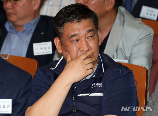 【서울=뉴시스】이영환 기자 = 최승재 소상공인연합회 회장이 10일 오후 서울 동작구 소상공인연합회에서 열린 '소상공인연합회 2019년도 제1차 임시총회 및 업종·지역 특별 연석회의'에 참석해 잠시 생각에 잠겨 있다. 2019.07.10.&nbsp; 20hwan@newsis.com