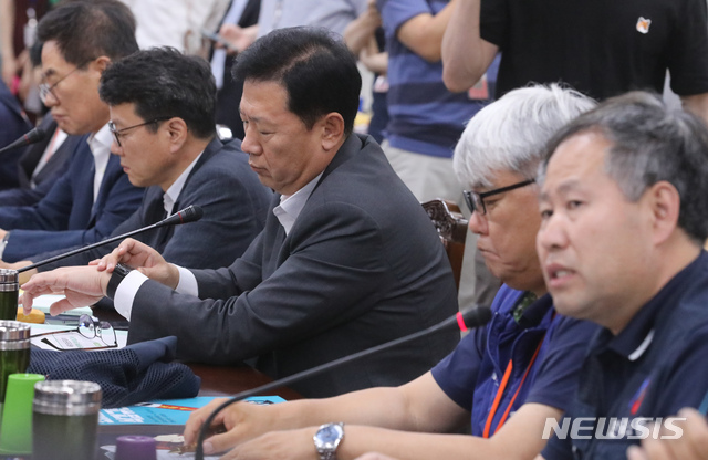 【세종=뉴시스】강종민 기자 = 10일 오후 정부세종청사에서 열린 최저임금위원회 전원회의에서 류기정 사용자 위원이 시간을 확인하고 있다. 2019.07.10.&nbsp; ppkjm@newsis.com