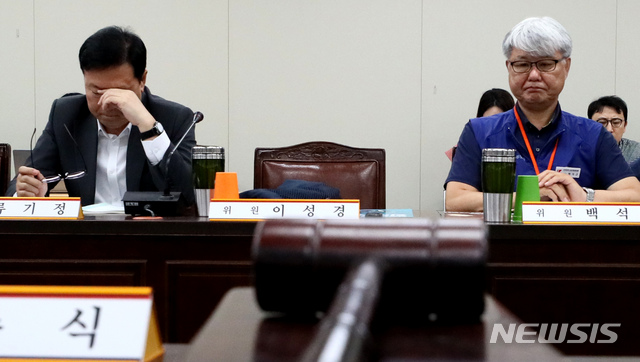 【세종=뉴시스】강종민 기자 = 10일 오후 정부세종청사에서 열린 최저임금위원회 전원회의에서 경영계와 노동계 위원들이 굳은 표정으로 정문주 근로자 위원의 발언을 듣고 있다. 2019.07.10. ppkjm@newsis.com