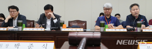 【세종=뉴시스】강종민 기자 = 10일 오후 정부세종청사에서 열린 최저임금위원회 전원회의에서 경영계와 노동계 위원들이 굳은 표정으로 정문주 근로자 위원의 발언을 듣고 있다. 2019.07.10.&nbsp; ppkjm@newsis.com