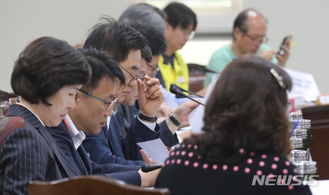 【세종=뉴시스】강종민 기자 = 10일 오후 정부세종청사에서 최저임금위원회 11차 전원회의에서 위원들이 박준식 위원장의 발언을 듣고 있다.&nbsp; 지난 9일 경영계가 제시한 최저임금 삭감안에 반발하며 회의에 불참했던 노동계 위원들이 이날 회의에는 참석했다. 2019.07.10.&nbsp; ppkjm@newsis.com