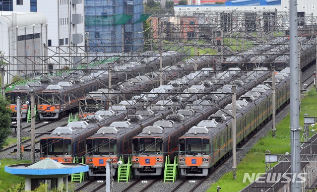 【부산=뉴시스】 하경민 기자 = 부산지하철 노사가 파업 이틀만인 11일 잠정 합의안을 마련, 노조가 파업을 철회했다. 사진은 부산지하철 노조가 총파업에 돌입한 10일 오후 부산 사하구 신평차량사업소에 운행을 멈춘 열차가 줄 지어 서 있는 모습. 2019.07.10. yulnetphoto@newsis.com
