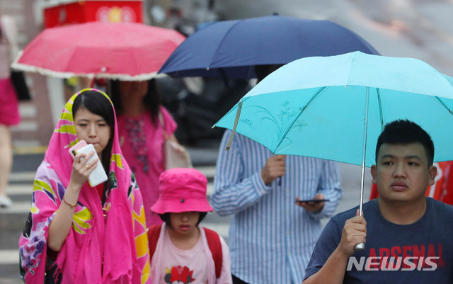 【서울=뉴시스】배훈식 기자 = 전국에 장맛비가 내린 지난 10일 오후 서울 중구 충무로역 인근에서 우산을 쓴 시민들이 발걸음을 재촉하고 있다. 2019.07.10. photo@newsis.com