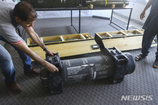 【트리폴리(리비아)= AP/뉴시스】 지난 6월 29일 리비아 정부군이 반군 LNA로부터 몰수한 프랑스제 대전차 미사일. 유엔은 8월 11일부터 시작되는 무슬림 축제일 동안의 휴전을 제안한 뒤 벵가지 쇼핑몰에서 10일 차량폭탄 테러가 일어나 유엔직원 3명이 숨지고 다른 6명이 중상을 입었다고 발표했다.