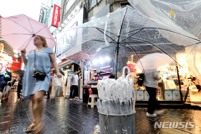 【서울=뉴시스】김병문 기자 = 전국에 장맛비가 내리는 10일 오후 서울 중구 명동에 우산이 진열돼 있다. 2019.07.10.&nbsp; dadazon@newsis.com