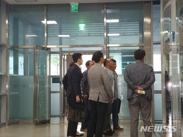 【인천=뉴시스】 함상환 기자 = 11일 오전 인천경찰청 지능범죄수사대가 인천 미추홀구 상수도사업본부를 압수수색 하고 있다. 2019.07.11. hsh3355@newsis.com