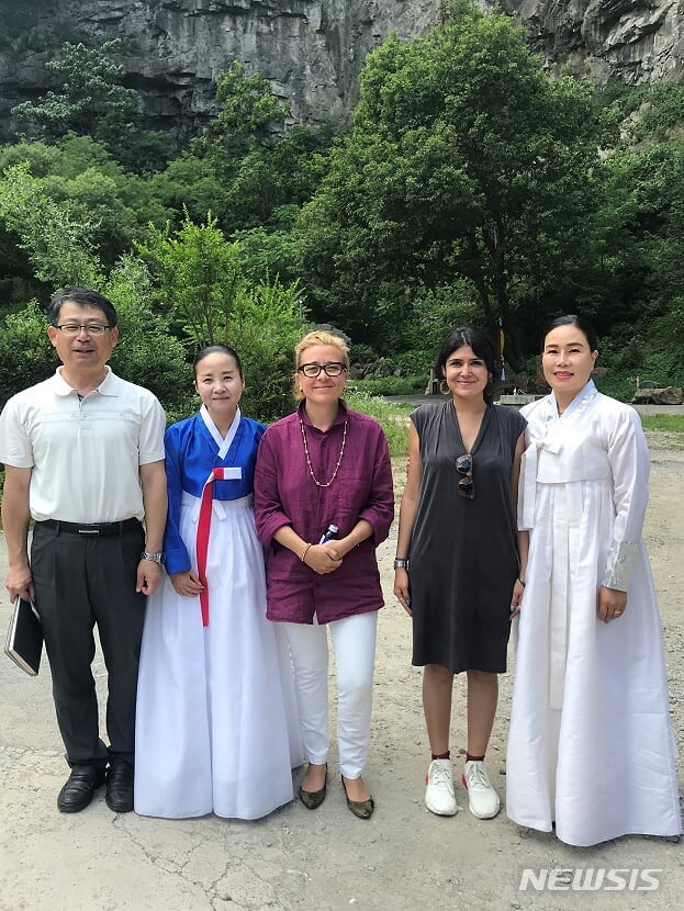 【서울=뉴시스】지난 9일 광주 소태동 해산에서 샤머니즘 관련 리서치 작업에 나선 2020광주비엔날레 예술감독 데프네 아야스와 나타샤 진발라.